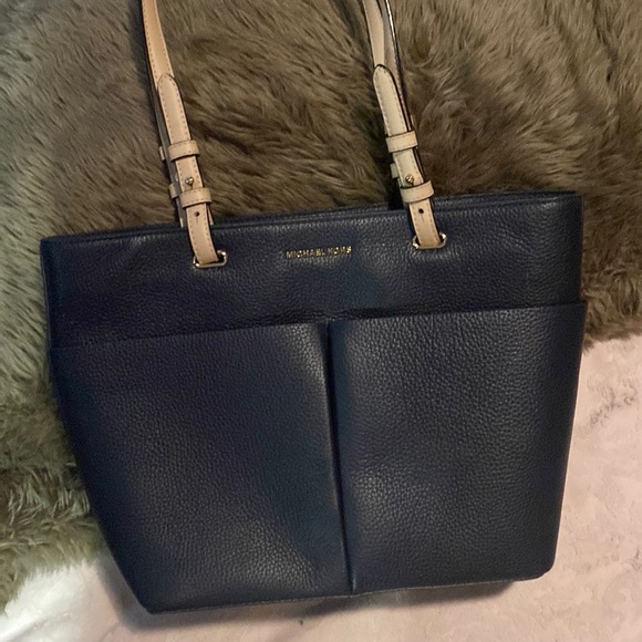 Michael Kors Handbags - Micheal kors purse